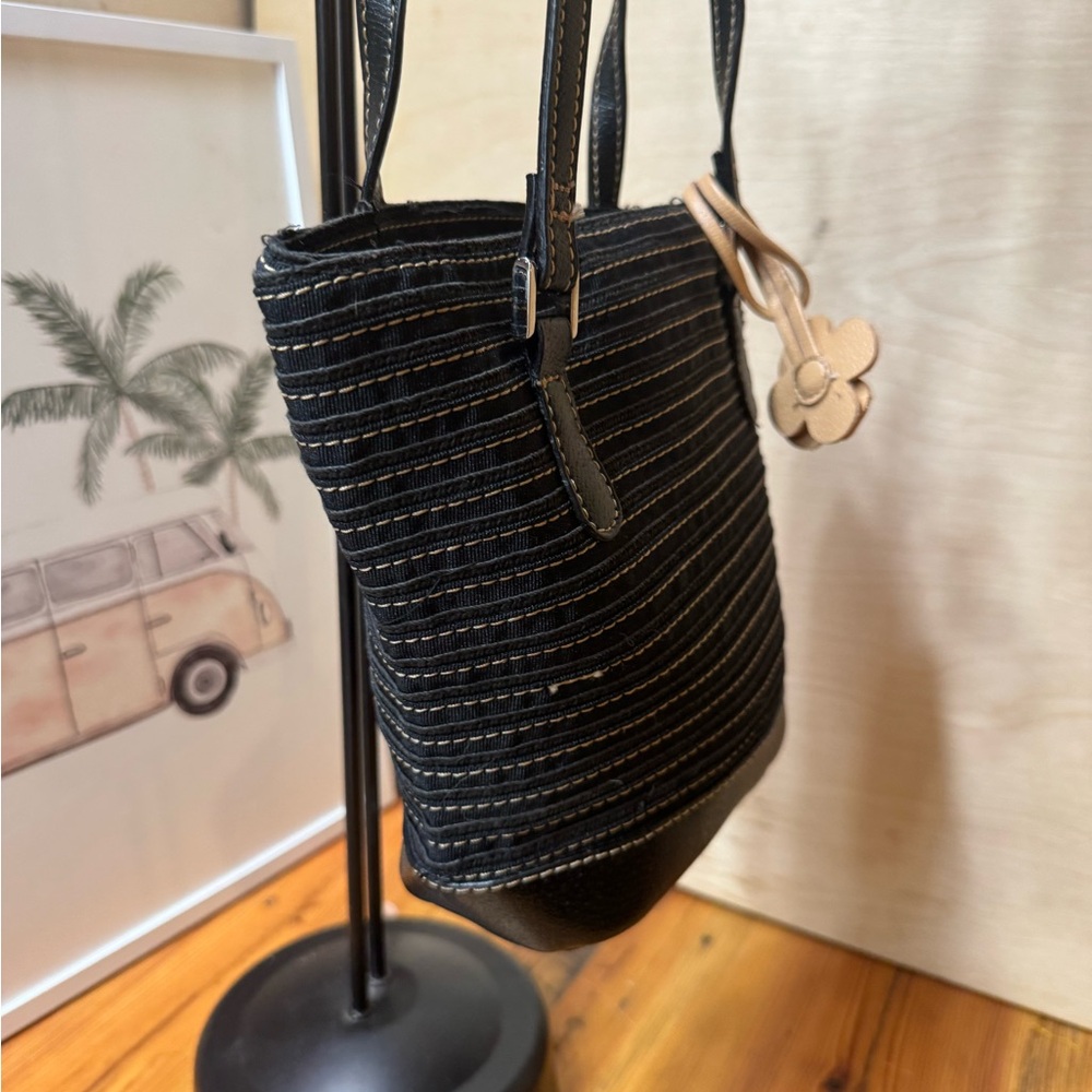 Liz Claiborne Black shoulder bag with Tan Flower Accent - Picture 2 of 8